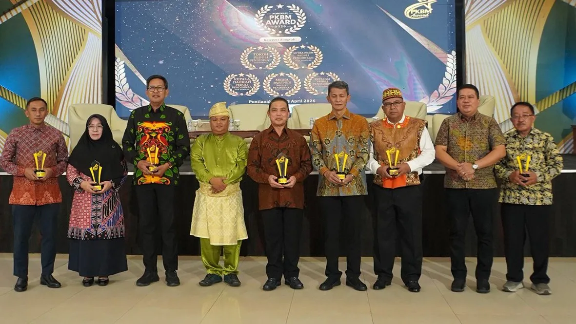 Terima Penghargaan PKBM Award Kalbar 2026, Kajati Dr Emilwan Ridwan Didaulat Menjadi Bapak Asuh PKBM Kalbar