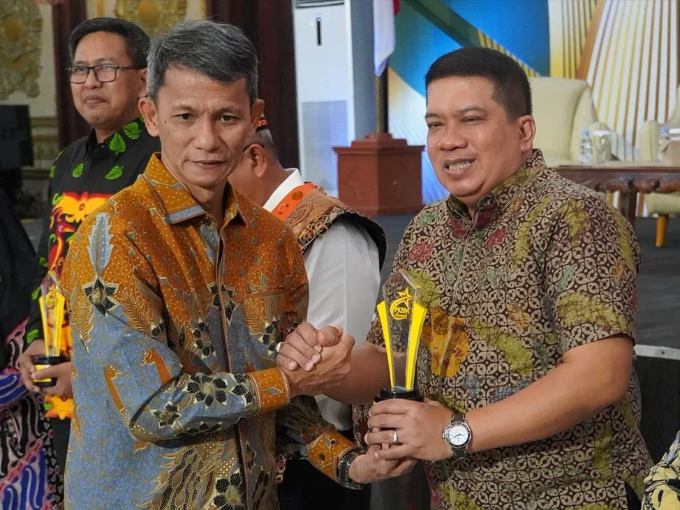 Terima Penghargaan PKBM Award Kalbar 2026, Kajati Dr Emilwan Ridwan Didaulat Menjadi Bapak Asuh PKBM Kalbar