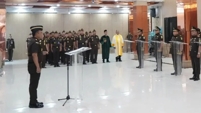 Kajati Jatim Agus Sahat, S.T., S.H., M.H Lantik Wakajati dan Pejabat Eselon III: 