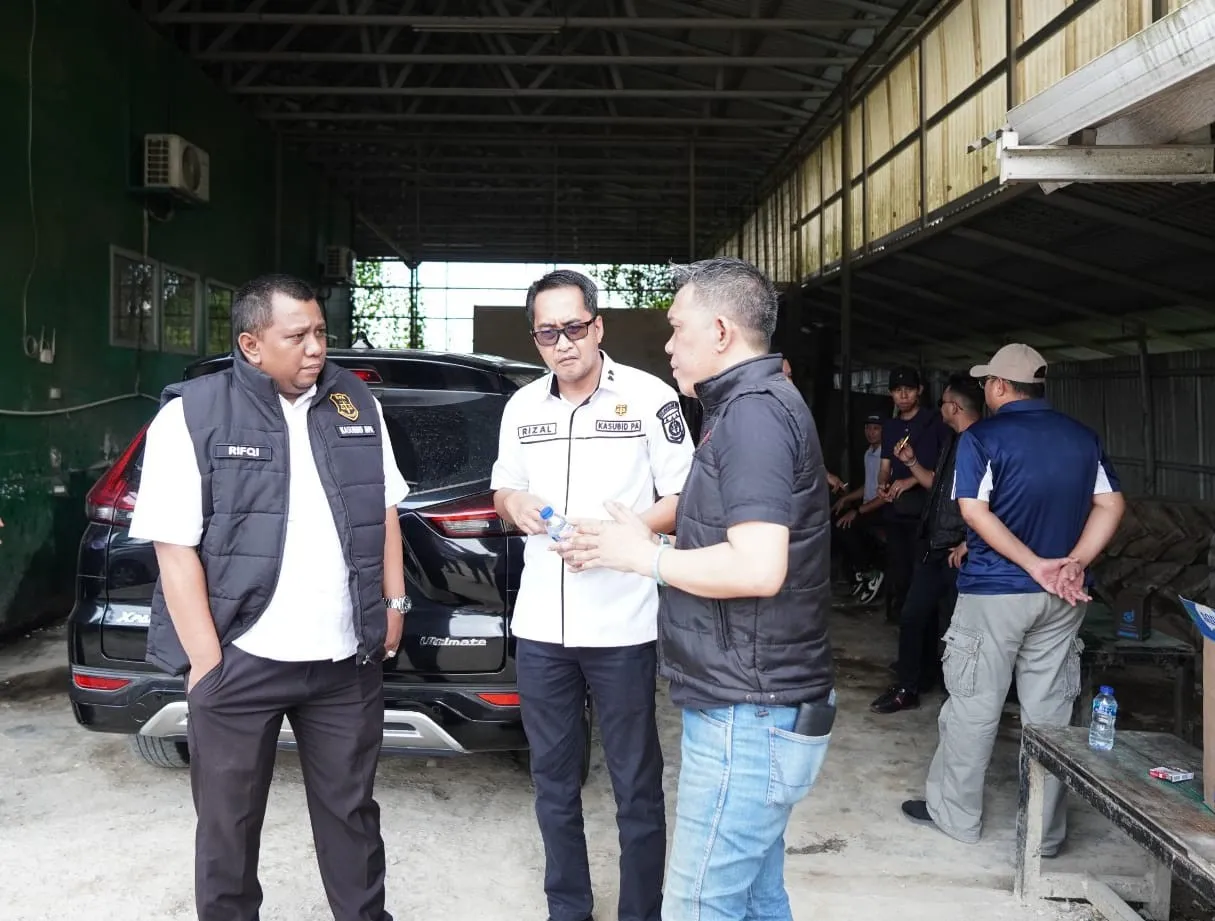 Penyidik Kejati Sumsel Sita 13 Truk dan 1 Excavator Terkait Perkara Dugaan Korupsi Distribusi Semen PT KMM