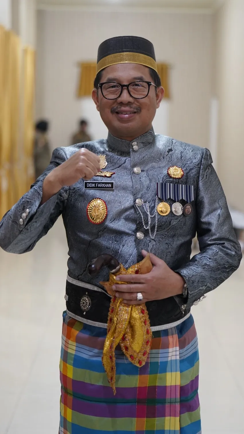 Kajati Sulsel Dr Didik Farkhan Alisyahdi Terima Gelar Kehormatan Adat Bugisla Mappapole Daeng Pawinru