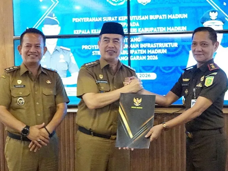 Perkuat Sinergi Pendampingan, Kejari Kabupaten Madiun Terima SK Bupati Proyek Pembangunan Infrastruktur Strategis Kabupaten Madiun TA 2026
