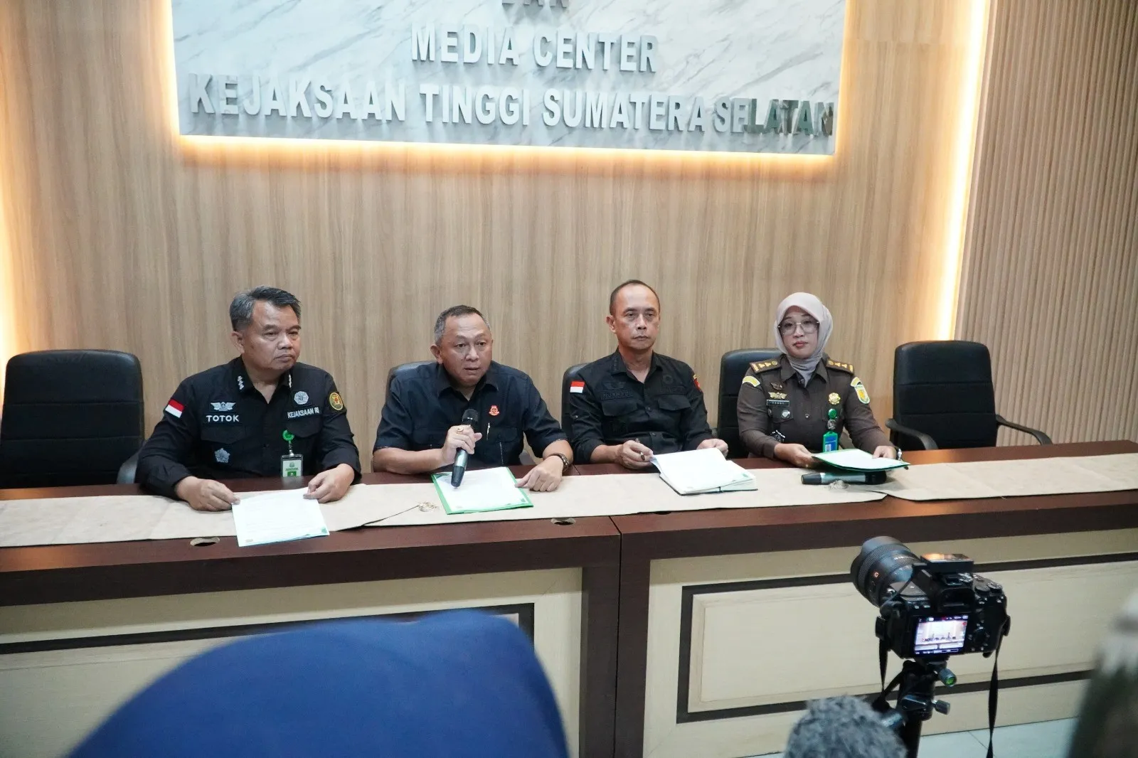 Penyidik Kejati Sumsel Resmi Menahan 5 Tersangka Perkara Dugaan Korupsi Pemberian Kredit kepada PT BSS dan PT SAL