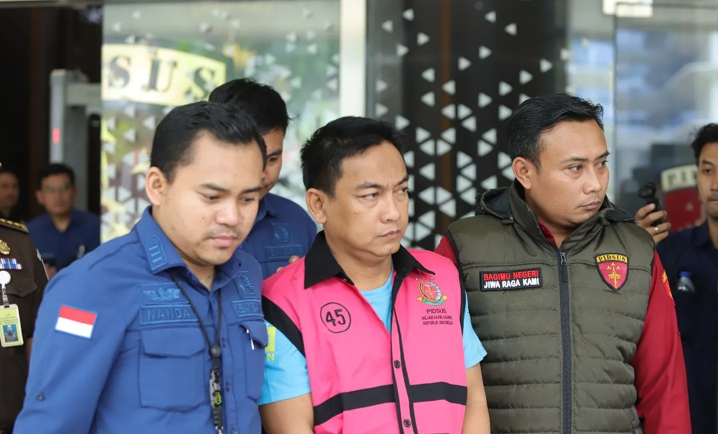 Tersangka HS yang menjabat selaku Anggota Komisioner Ombudsman