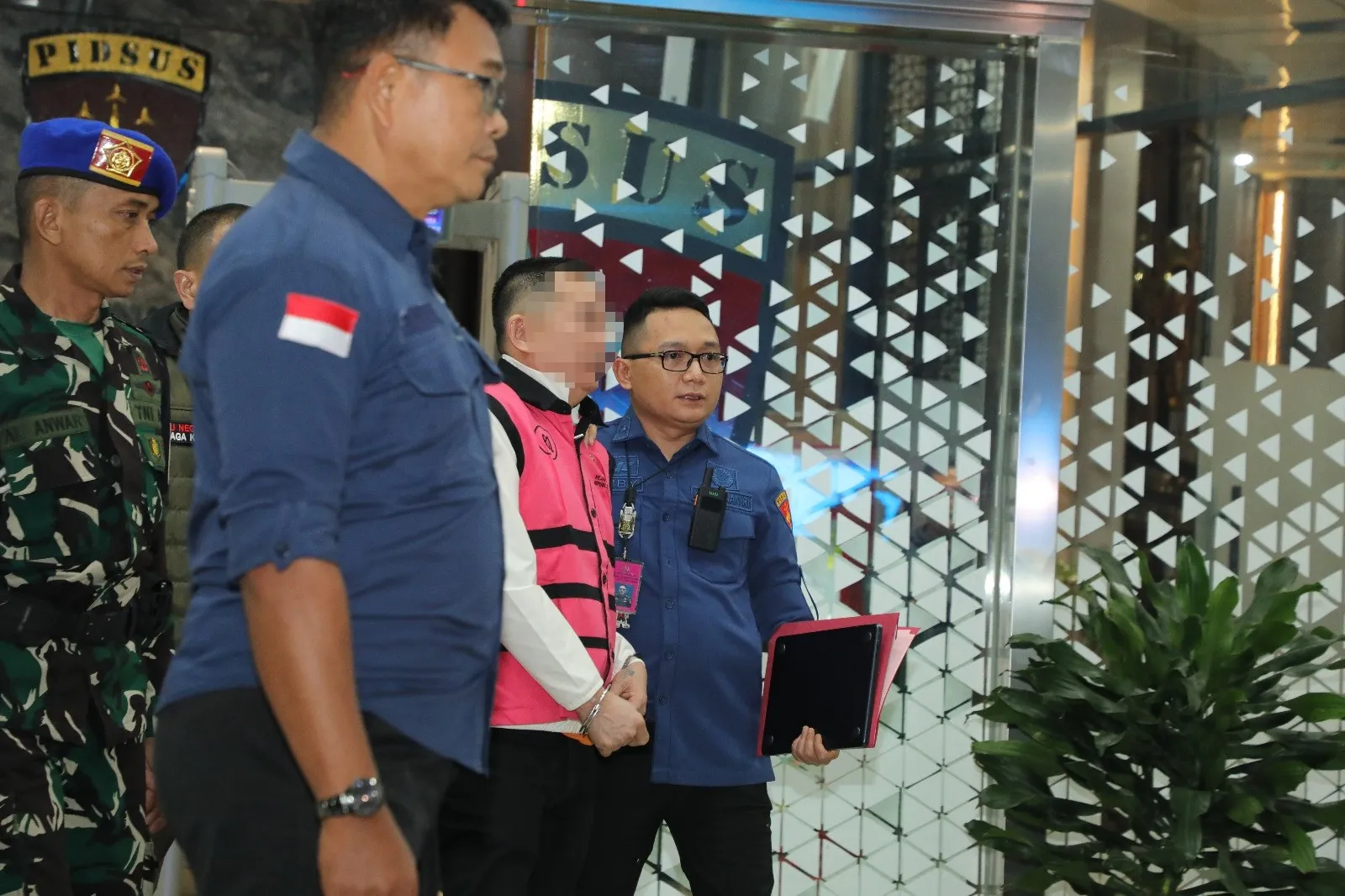 Tersangka SDT saat dibawa penyidik JAM PIDSUS Kejagung