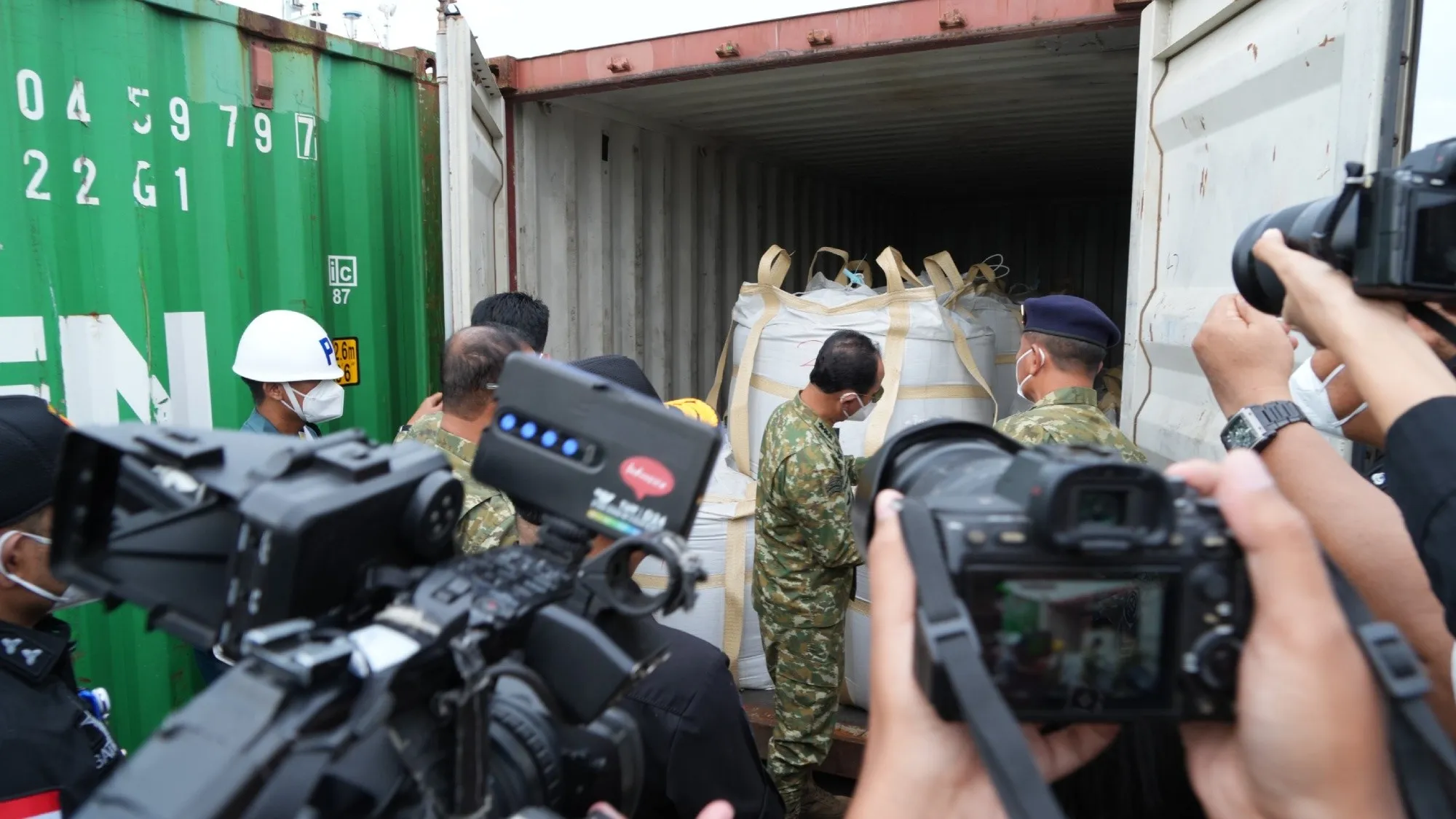 Cegah Penyelundupan SDA Strategis, Satgas PKH Tinjau Kontainer Berisi Mineral Rare Earth di Batam