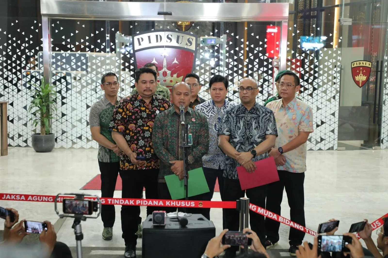 Tim Penyidik Kejagung Tetapkan AM, Komisaris PT YAT selaku Vendor Motor Listrik Sebagai Tersangka Perkara Tata Kelola MBG