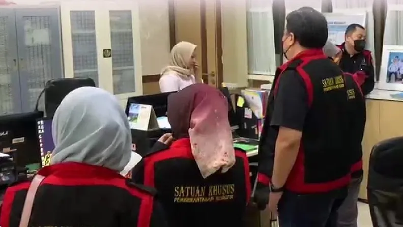 Penyidik Kejati Jabar menggelar penggeledahan perkara dugaan korupsi tunjangan DPRD Kab Indramayu