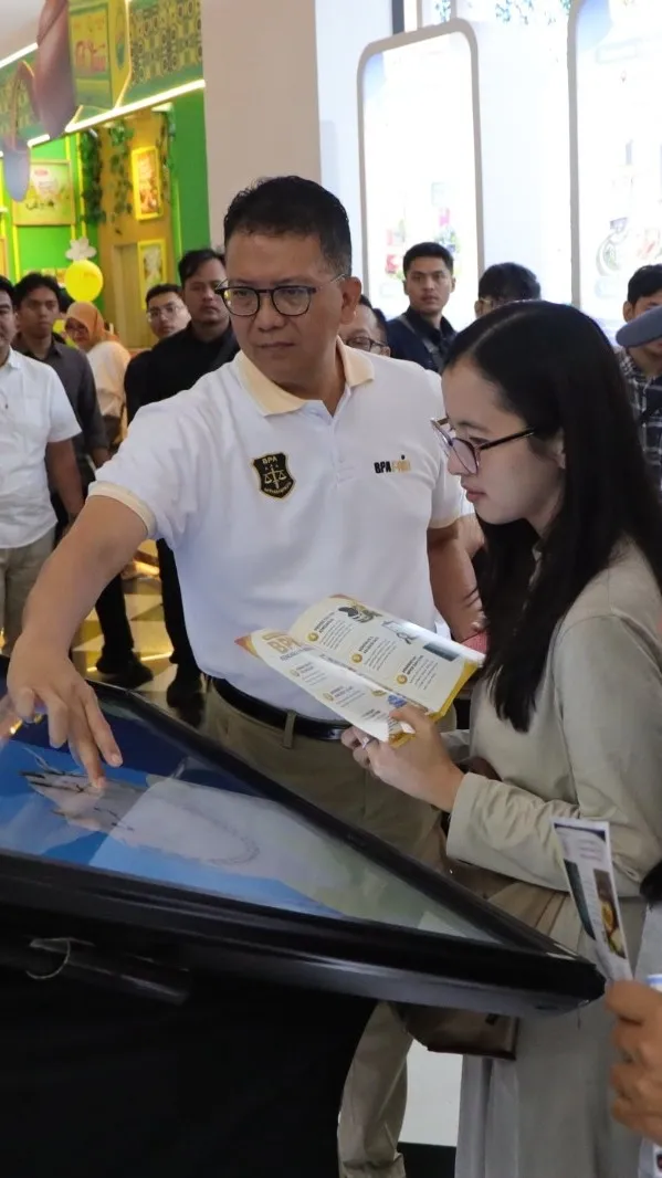 Kepala BPA Kejaksaan RI, Dr Kuntadi memberi penjelasan kepada salah satu pengunjung stan di arena PRJ Tahun 2026
