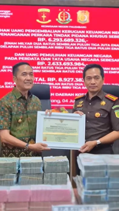 Kejari Palembang Serahkan Uang Pengembalian Kerugian Keuangan Negara dan Pemulihan Keuangan Daerah Senilai Rp8,92 Miliar