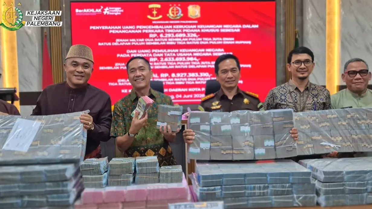 Kejari Palembang Serahkan Uang Pengembalian Kerugian Keuangan Negara dan Pemulihan Keuangan Daerah Senilai Rp8,92 Miliar