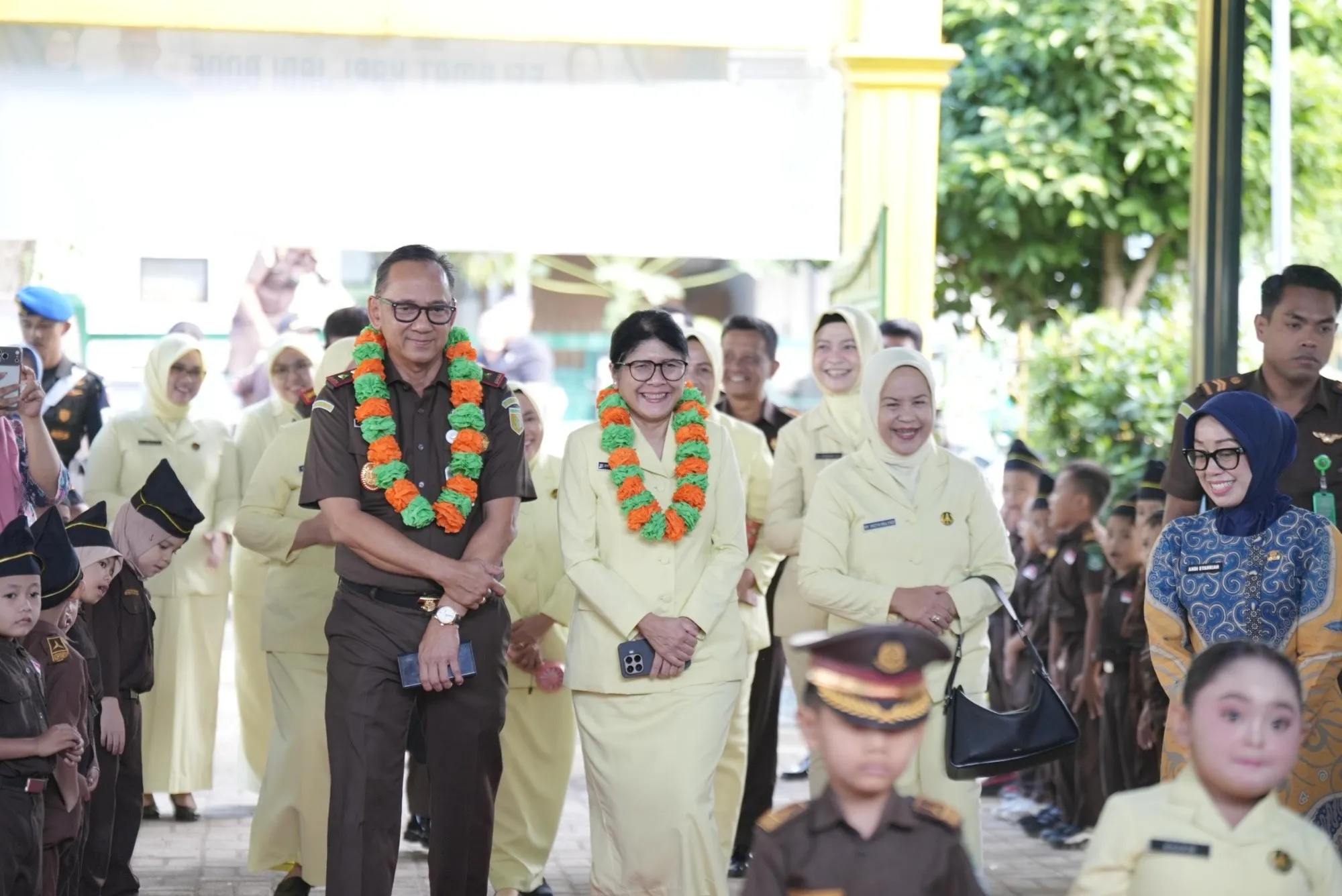 Kajati Sulsel bersama Ketua IAD Wilayah Sulsel mengunjung TK Adhyaksa XX Bone