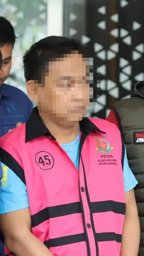 Penyidik Kejagung Serahkan Tersangka HS dan Barang Bukti Perkara Pertambangan Nikel Sultra ke Kejari Jakarta Selatan