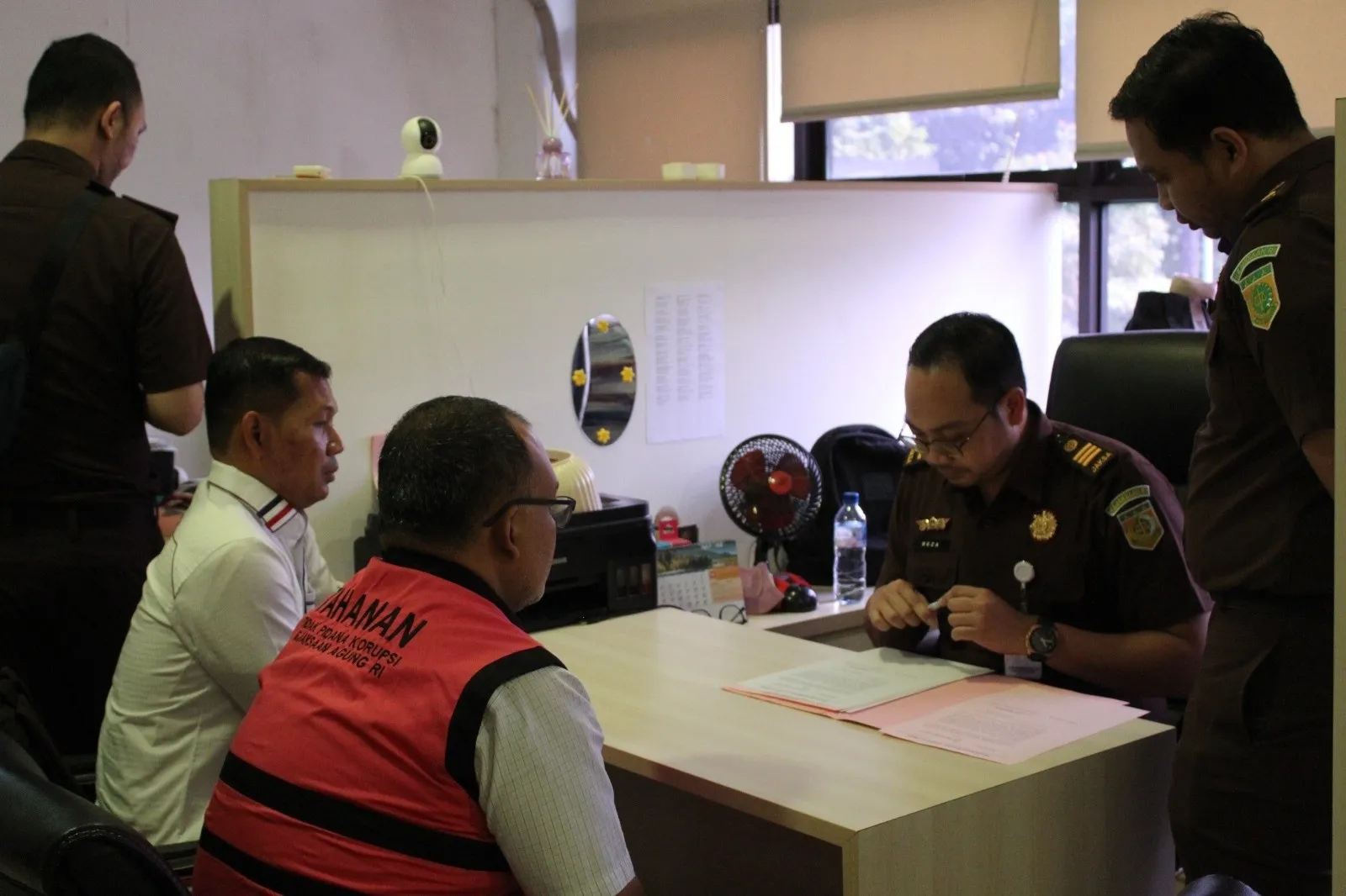 Penyidik Kejagung Serahkan 11 Tersangka dan Barang Bukti Perkara POME ke Kejari Jakarta Timur