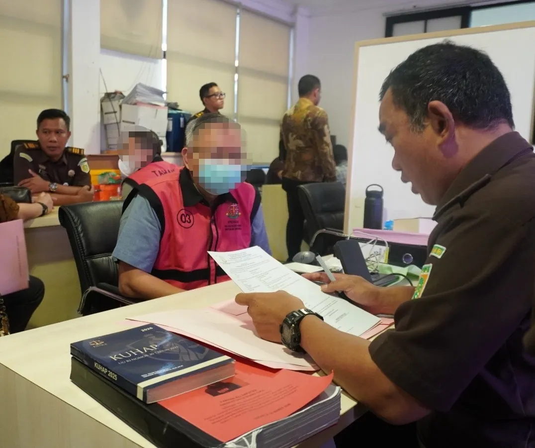 Penyidik Kejagung Serahkan 11 Tersangka dan Barang Bukti Perkara POME ke Kejari Jakarta Timur