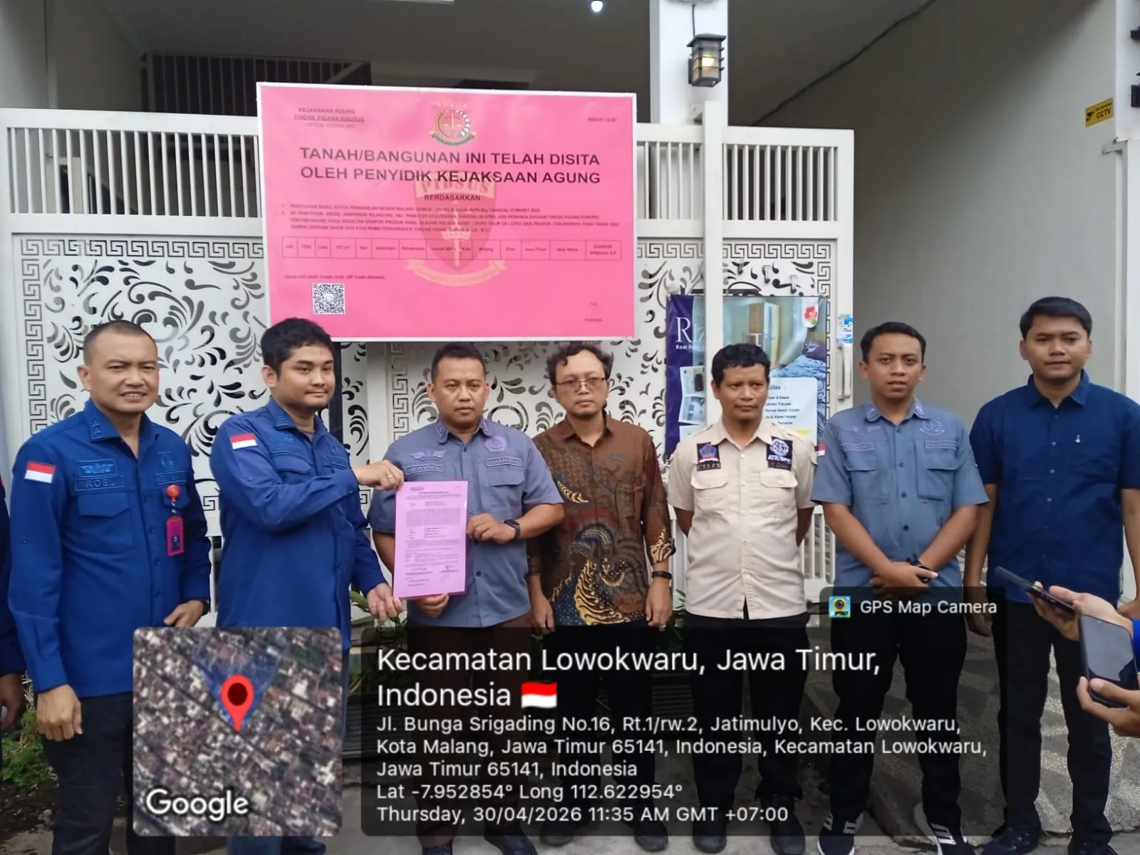 Penyidik Kejagung Serahkan 11 Tersangka dan Barang Bukti Perkara POME ke Kejari Jakarta Timur