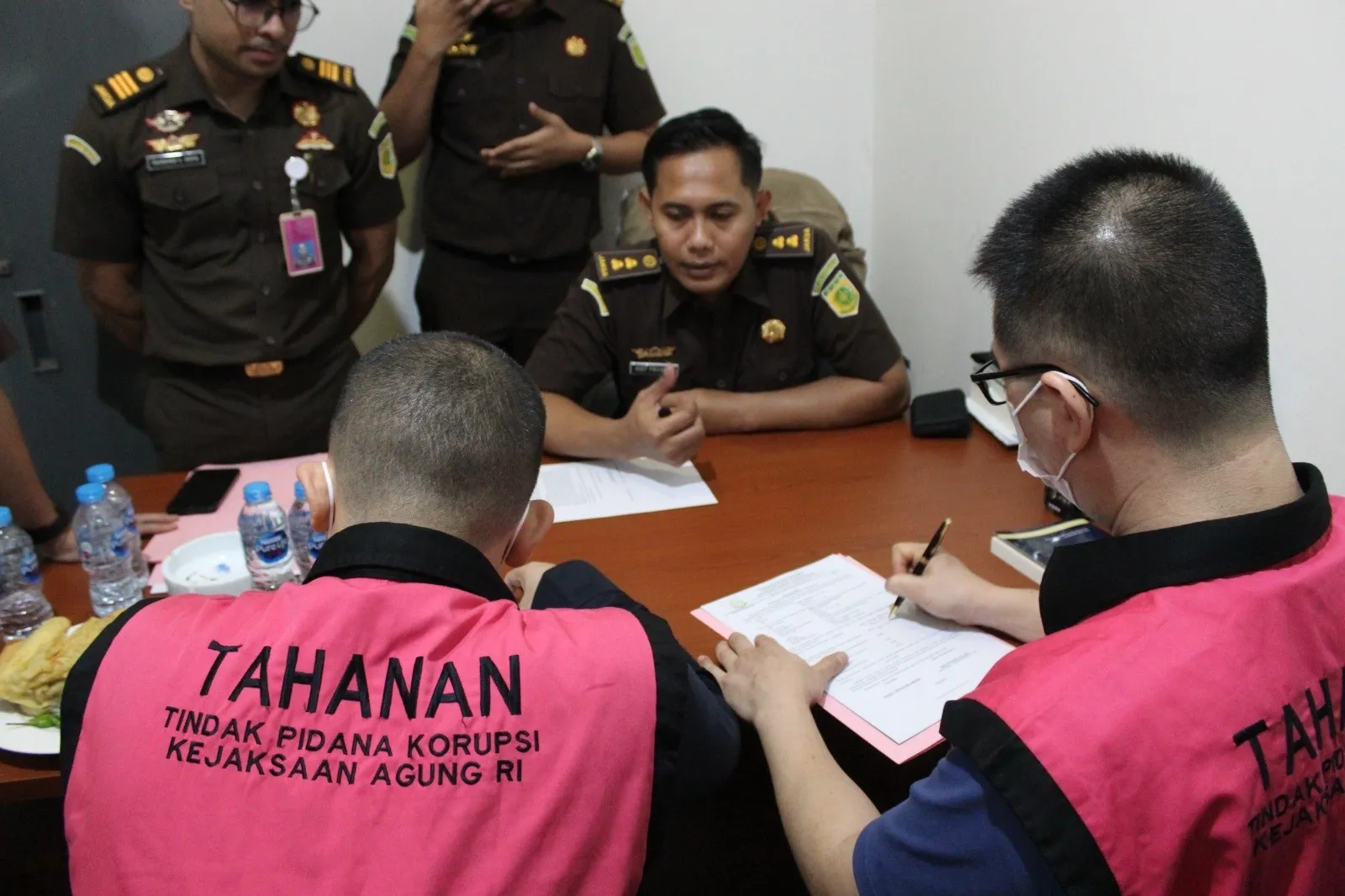 Penyidik Kejagung Serahkan 11 Tersangka dan Barang Bukti Perkara POME ke Kejari Jakarta Timur